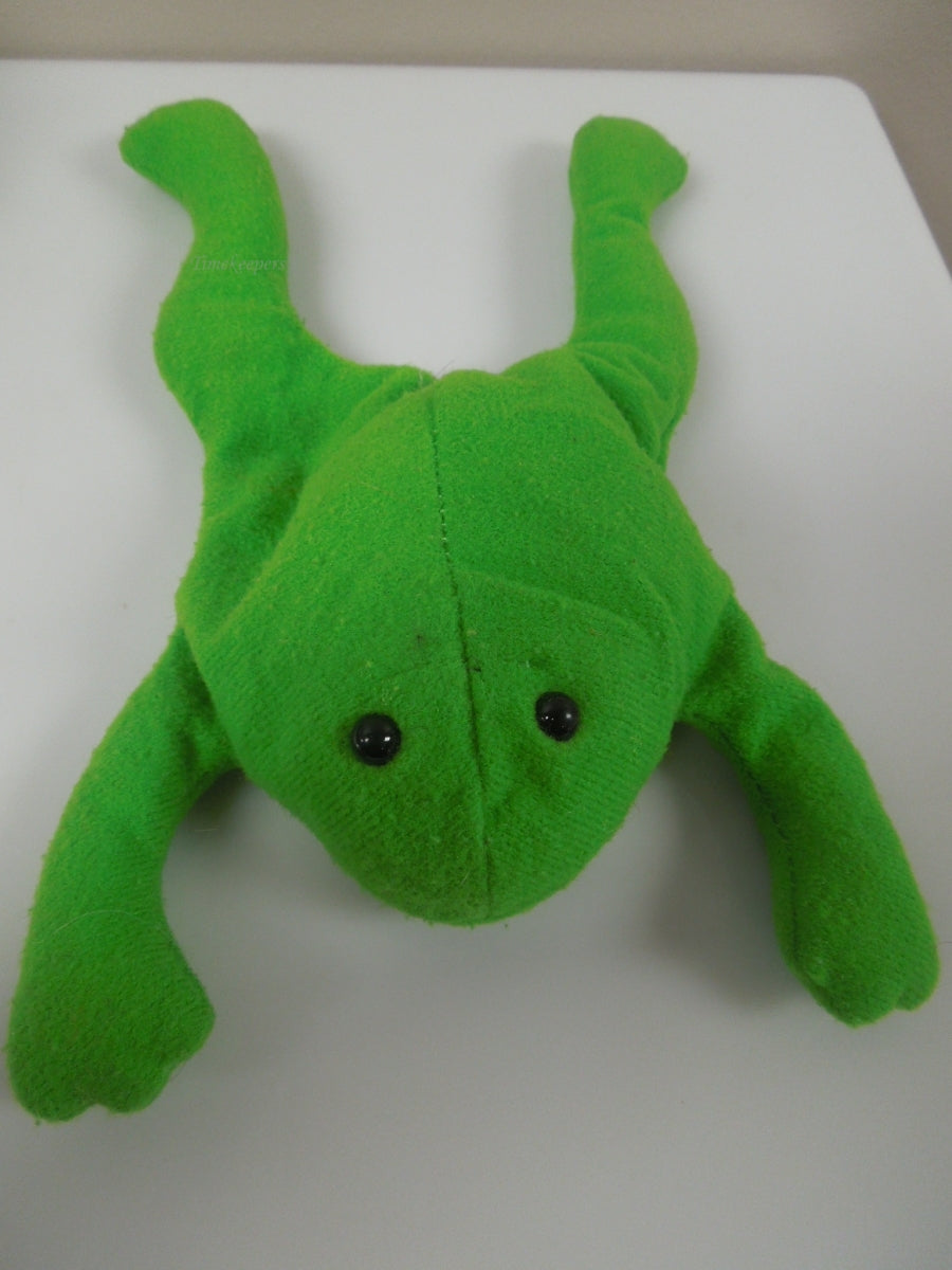 q830 Vintage Green Frog Plush Toy with Tiny Black Eyes