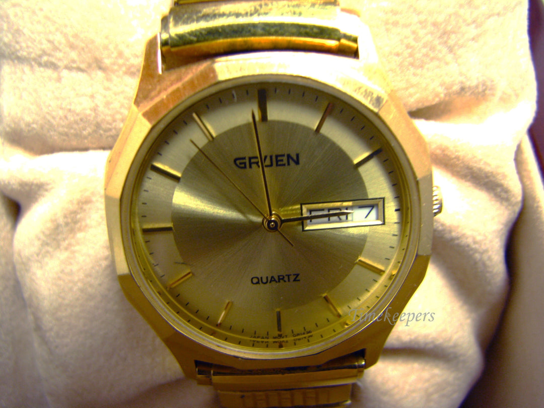 c902 Retro Gruen Quartz Watch with Day and Date in Gold Tone