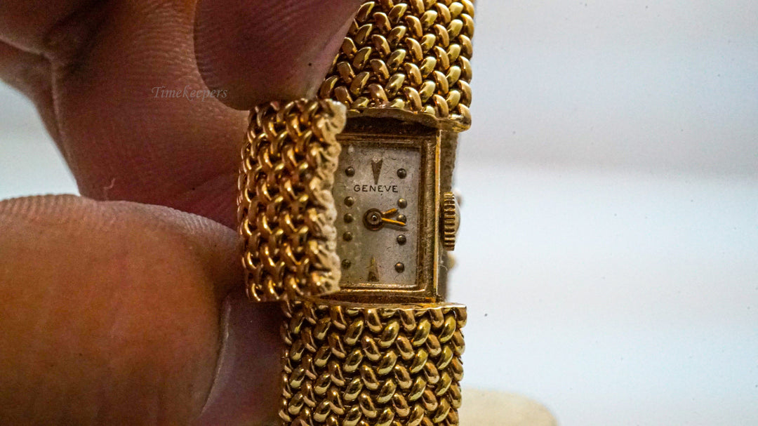 K122 Vintage 1990's Woman's Geneve Lid Wristwatch