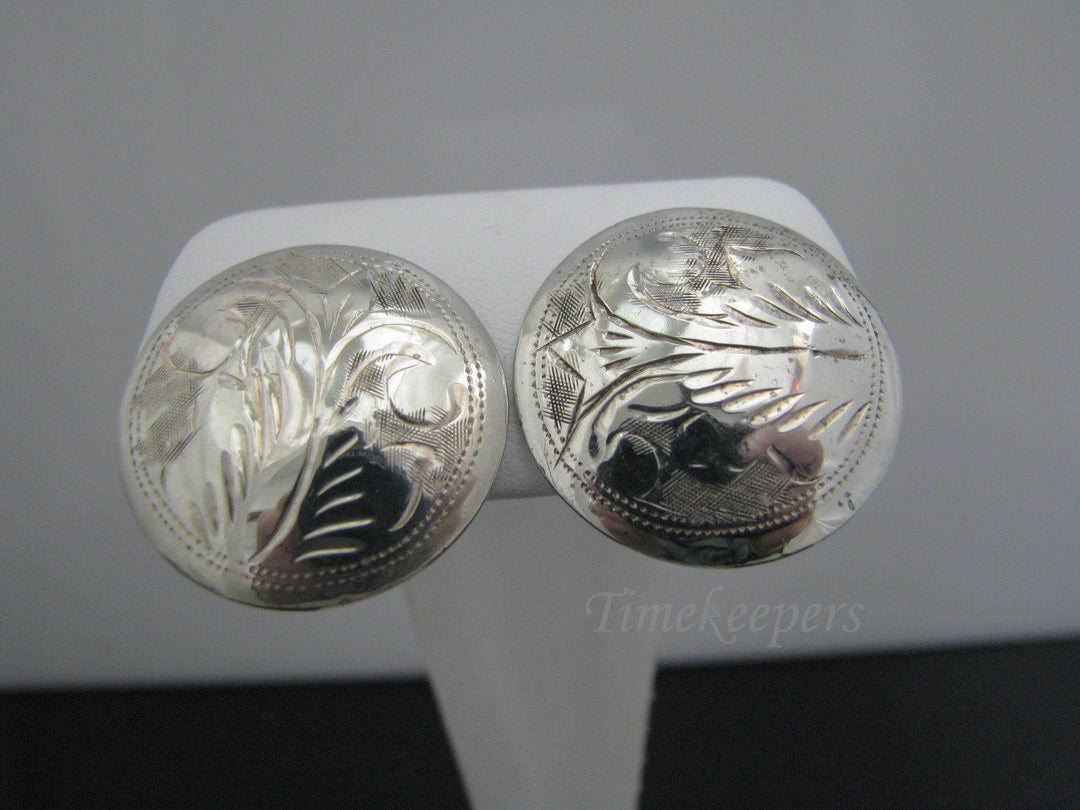 b100 Pretty Sterling Silver Etched Button Earrings