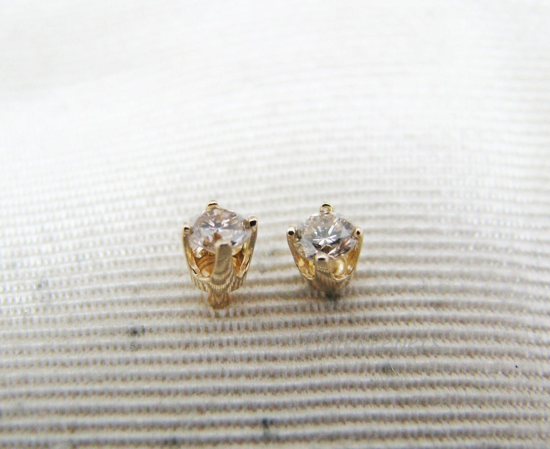 b036 Pretty .20 Carat Diamond Stud Pierced Earrings in 14k Yellow Gold