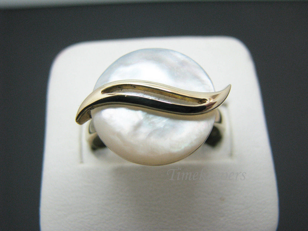 b042 Unique Mother of Pearl Ring in 8k Yellow gold
