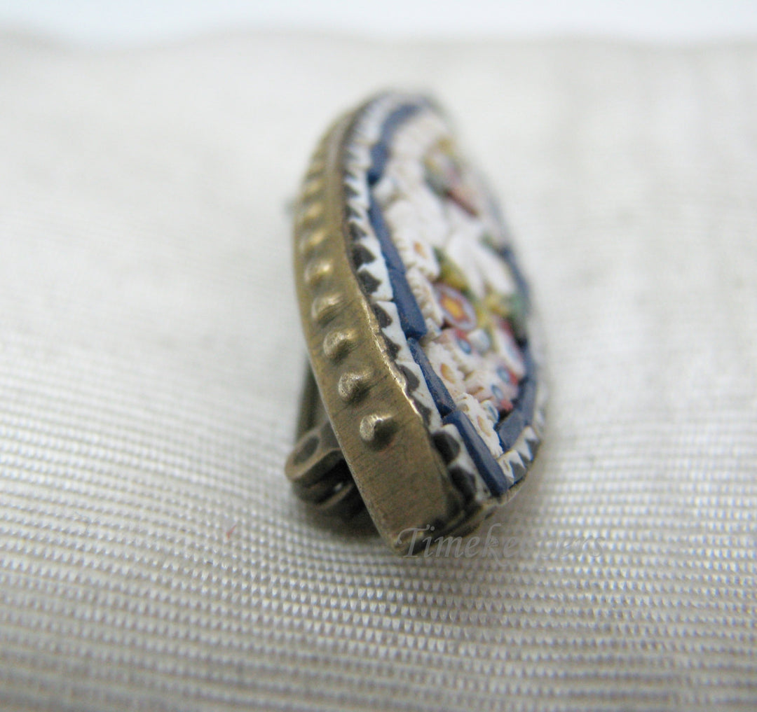 a1052 Beautiful Vintage Micro Mosaic Ellispe Brooch in Blue and White