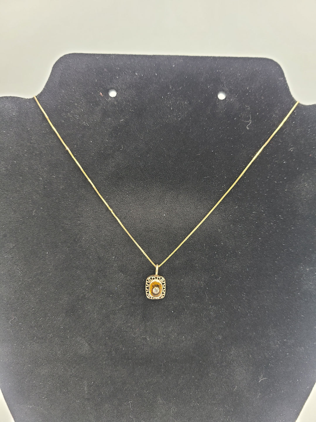 t873 Beautiful 10kt Yellow Gold 18" Box Chain and Orange Glass CZ Pendant