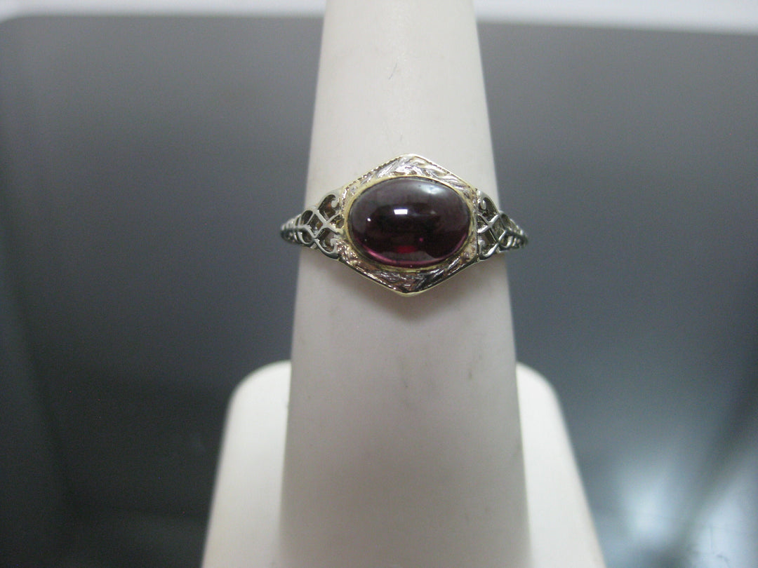 g289 Beautiful 14 kt Yellow &amp; white Gold with a Ruby Cabochon Size 6