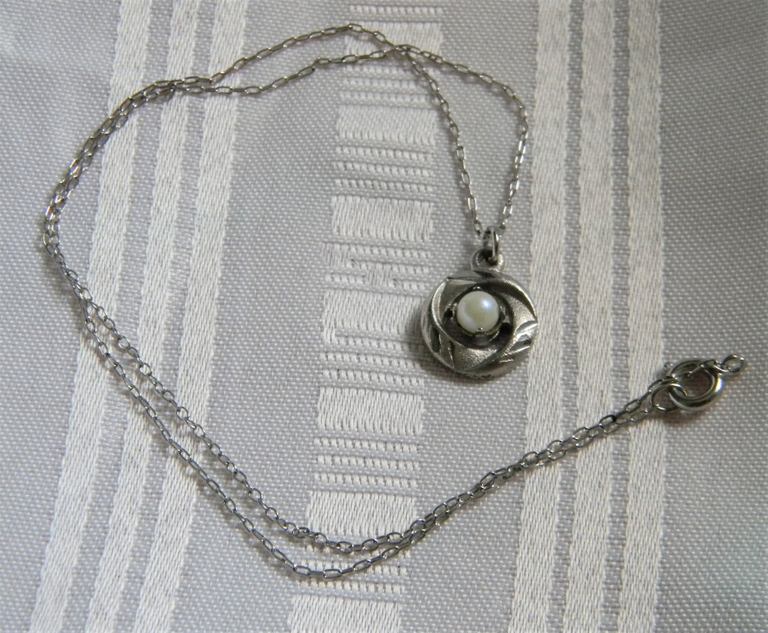 h841 Pretty Silver Tone Necklace with Round Pendant and Center Faux Pearl