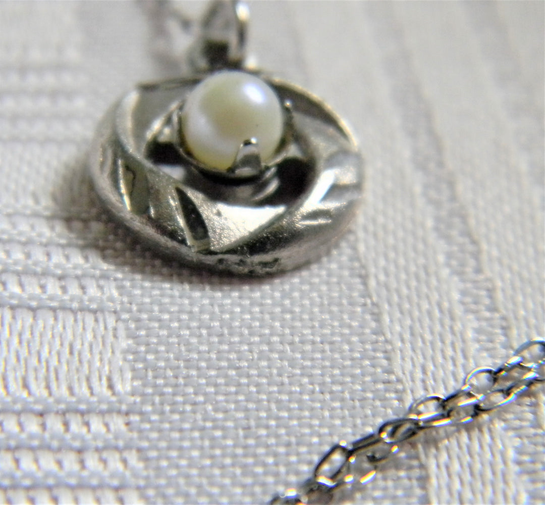 h841 Pretty Silver Tone Necklace with Round Pendant and Center Faux Pearl