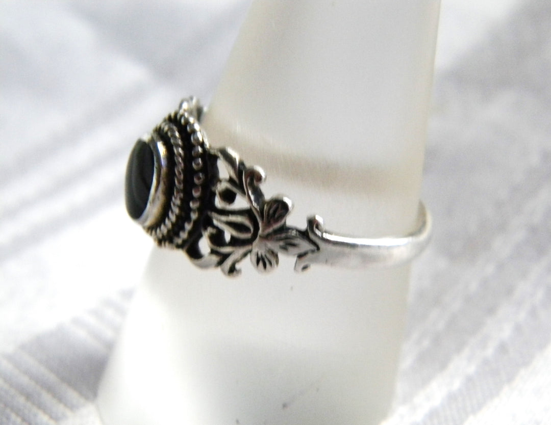 p406 Beautiful Sterling Silver Black Onyx Filigree Ring