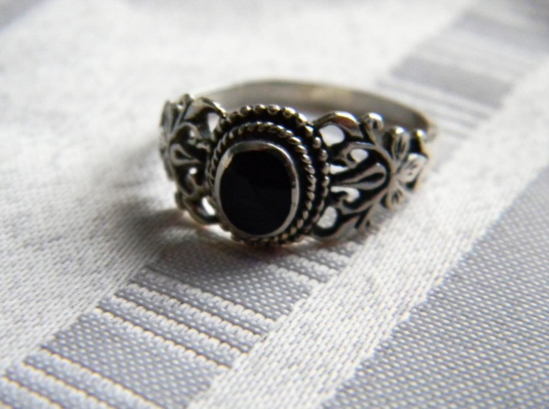 p406 Beautiful Sterling Silver Black Onyx Filigree Ring