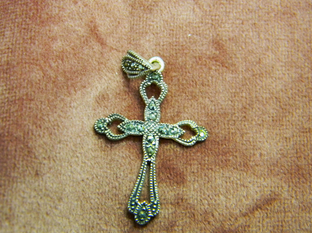 p413 Lovely Sterling Silver Cross Pendant with Marcasite