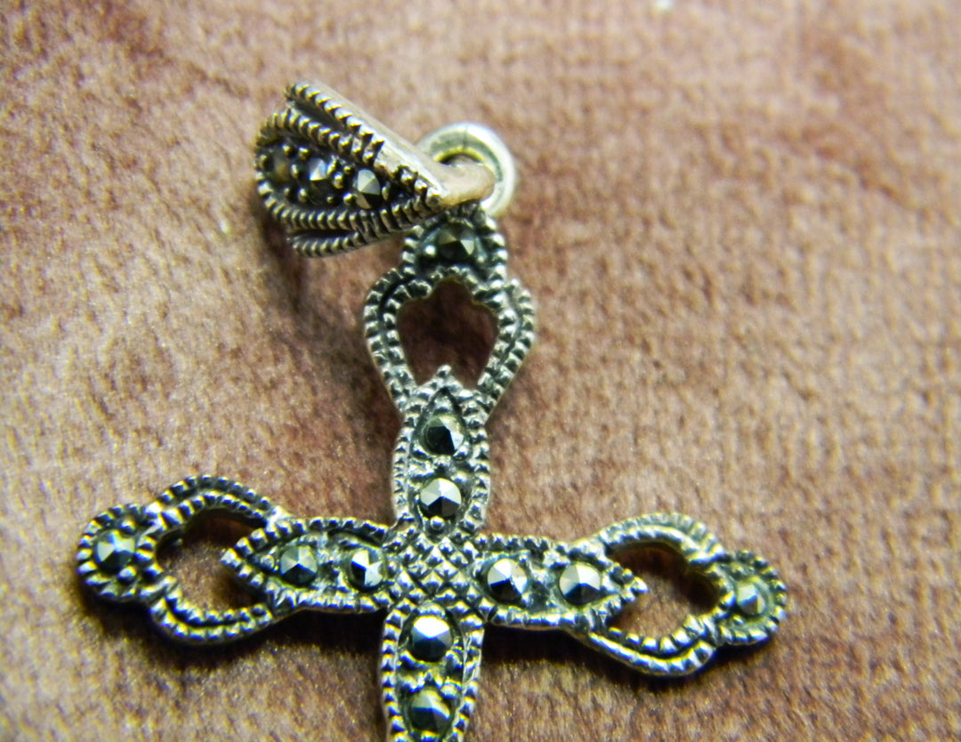 p413 Lovely Sterling Silver Cross Pendant with Marcasite