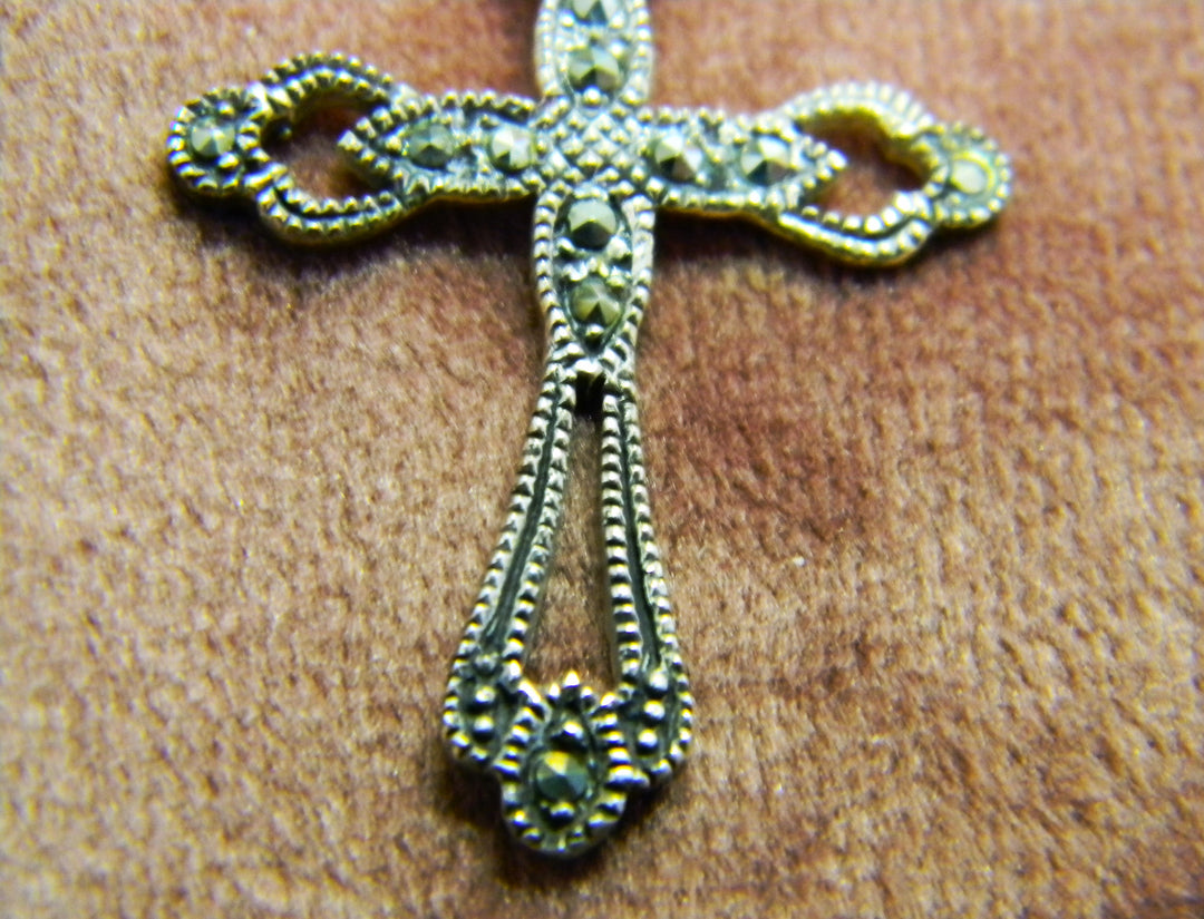 p413 Lovely Sterling Silver Cross Pendant with Marcasite