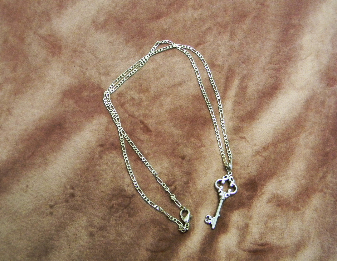 p416 Nice Sterling Silver Figaro Chain with a Skeleton Key Pendant