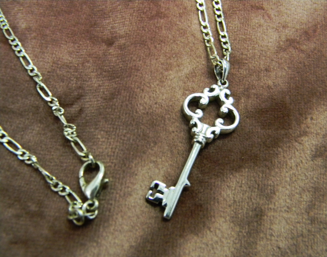 p416 Nice Sterling Silver Figaro Chain with a Skeleton Key Pendant