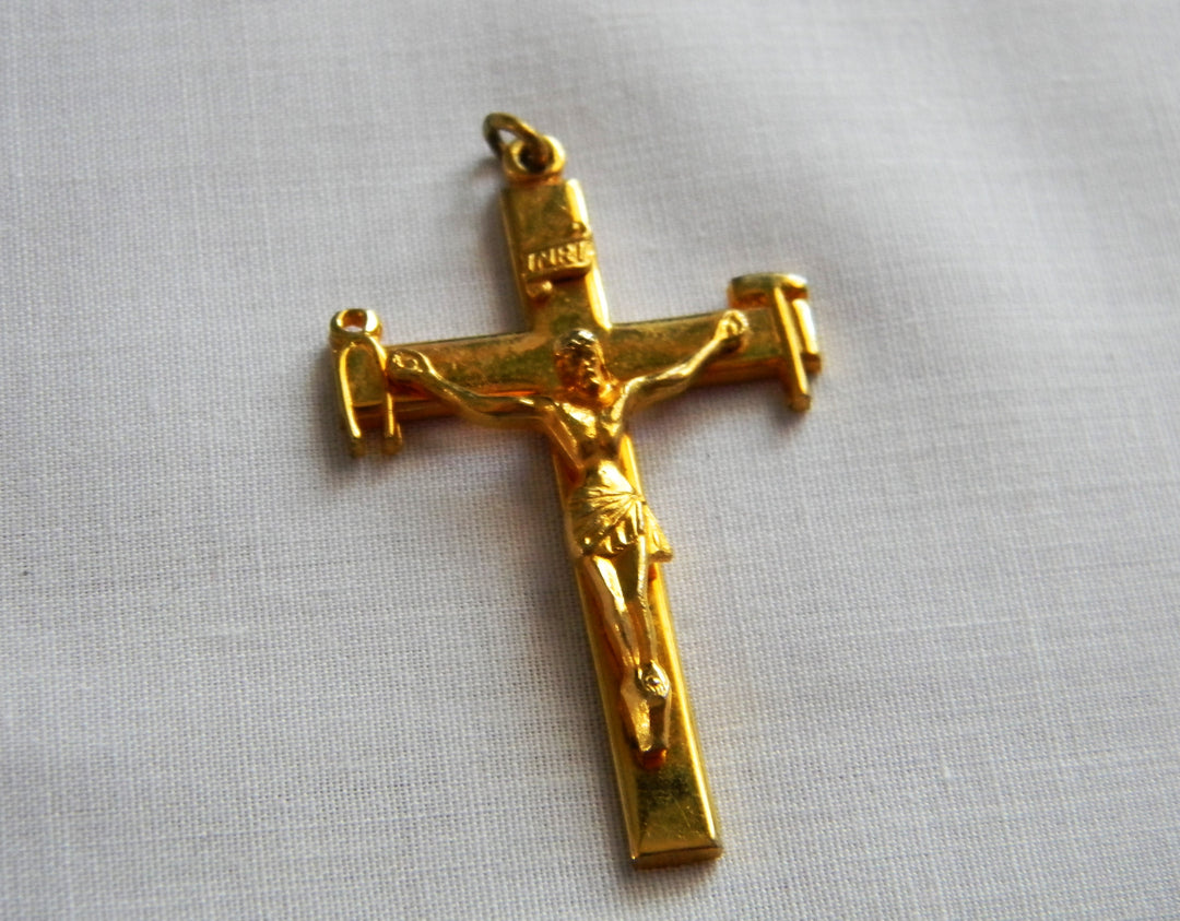 p421 Nice Creed Gold Tone Crucifix Cross Pendant