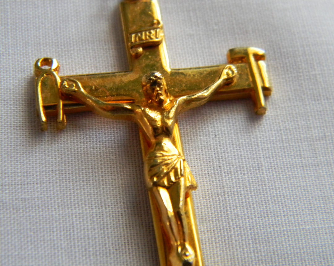 p421 Nice Creed Gold Tone Crucifix Cross Pendant