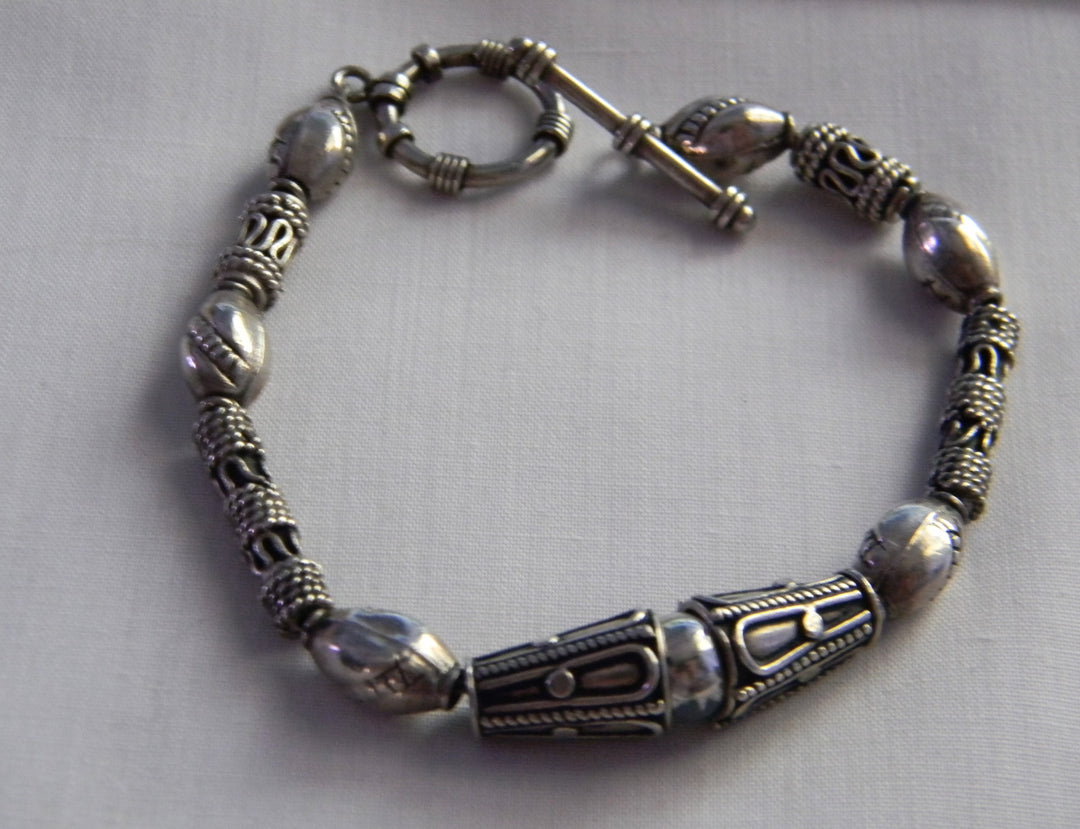 p434 Beautiful Sterling Silver Hand Strung Beaded Bracelet