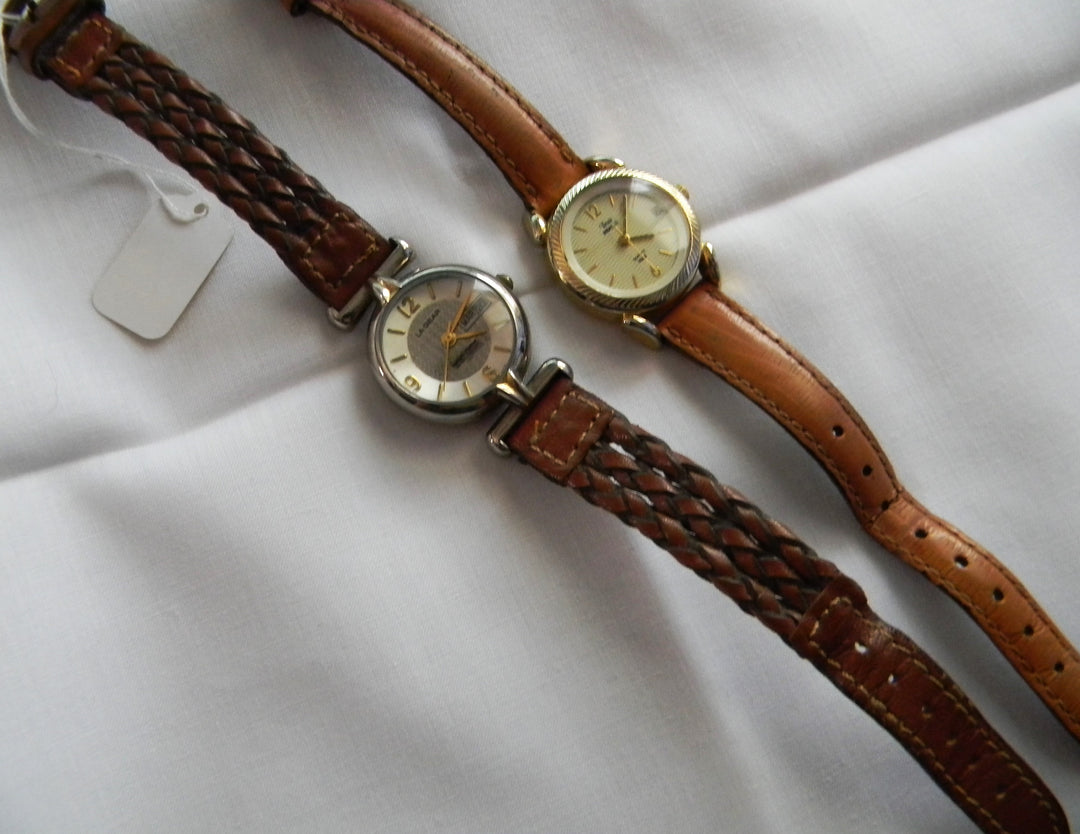 p440 Lot of two Ladies Quartz Watches LA Gear and Timex