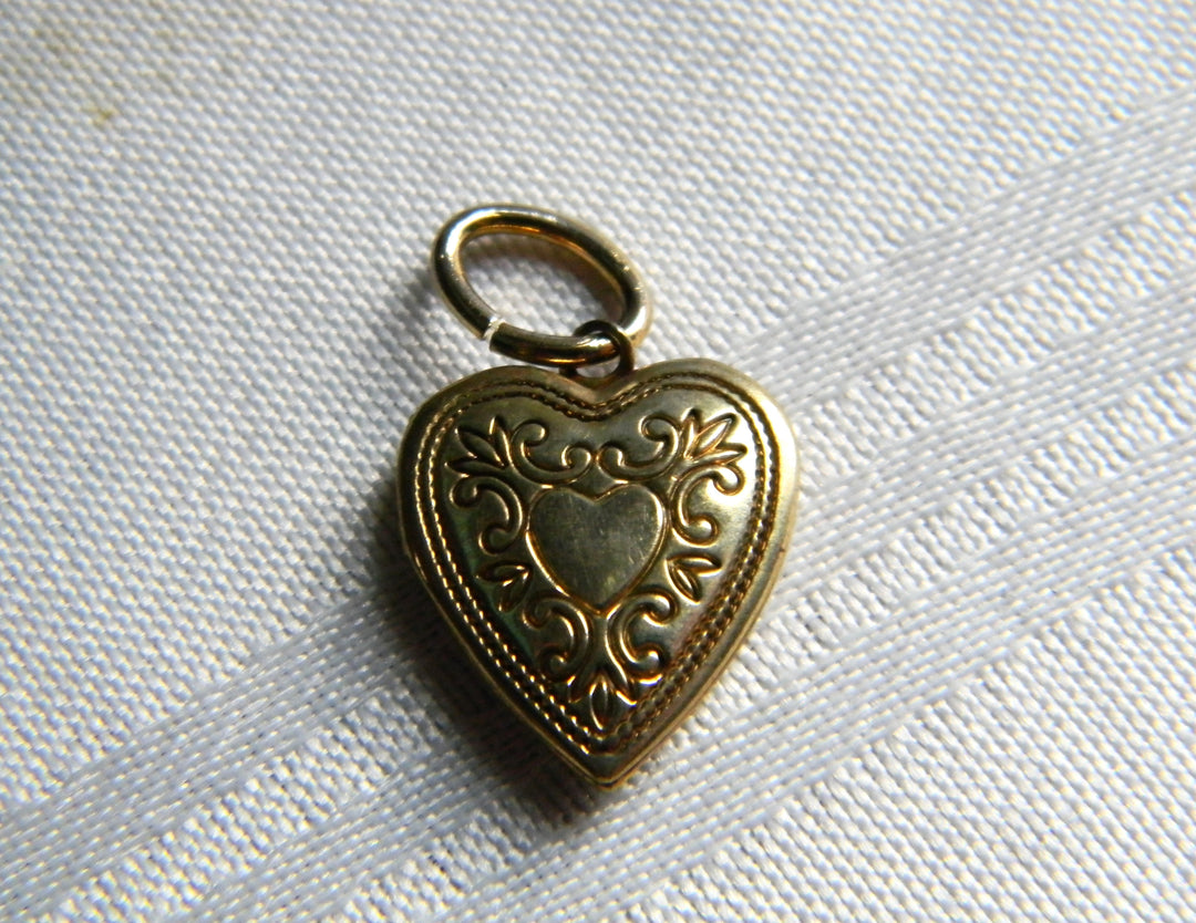 p466 Set of 4 Heart Locket/ Pendant in Gold/Silver Tone (No chain)