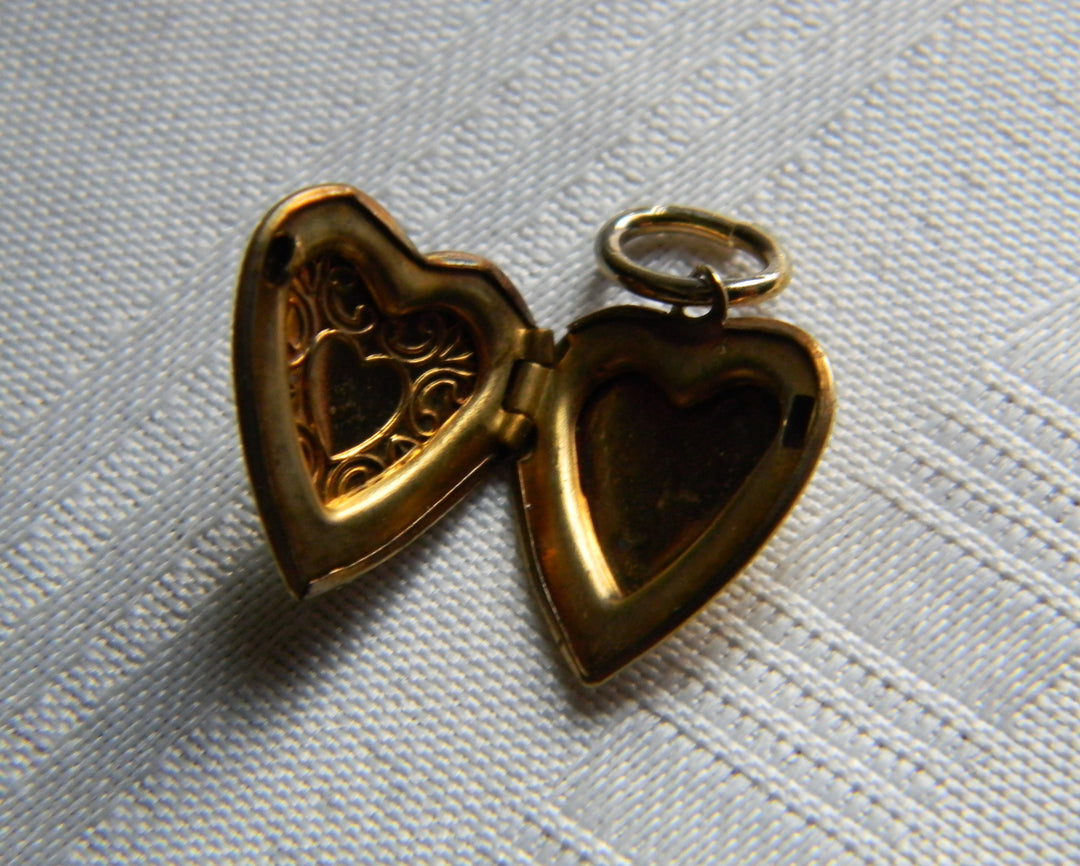 p466 Set of 4 Heart Locket/ Pendant in Gold/Silver Tone (No chain)