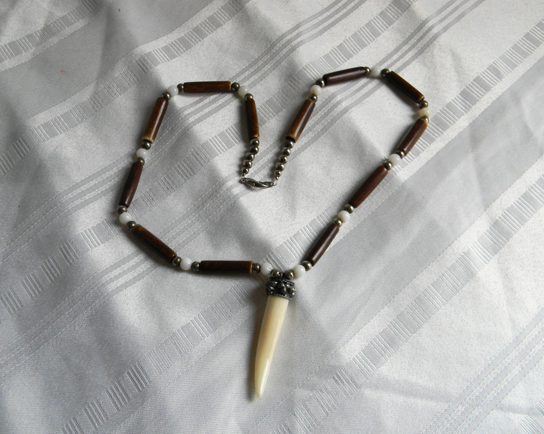 p470 Handsome Resin Beaded Tooth Necklace in Brown Beads