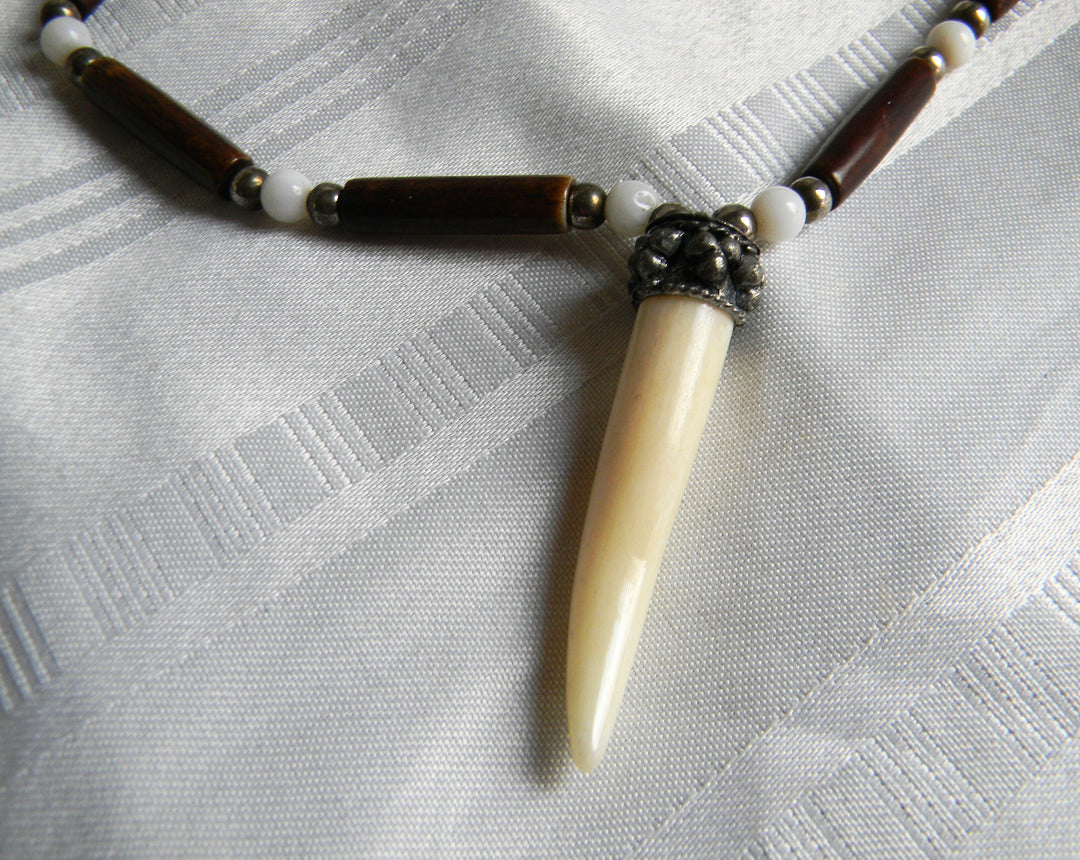 p470 Handsome Resin Beaded Tooth Necklace in Brown Beads