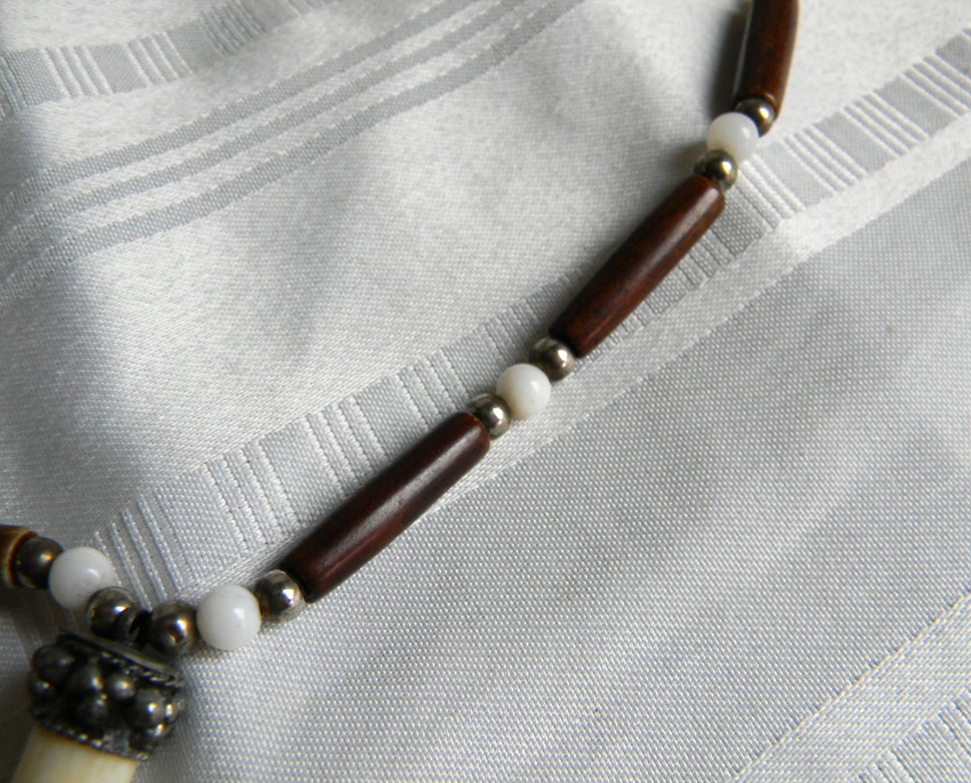 p470 Handsome Resin Beaded Tooth Necklace in Brown Beads