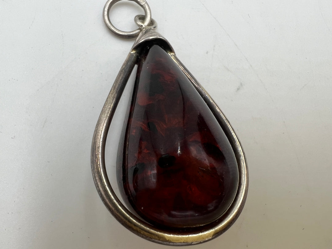 t961 Unique Red Stone Pendants