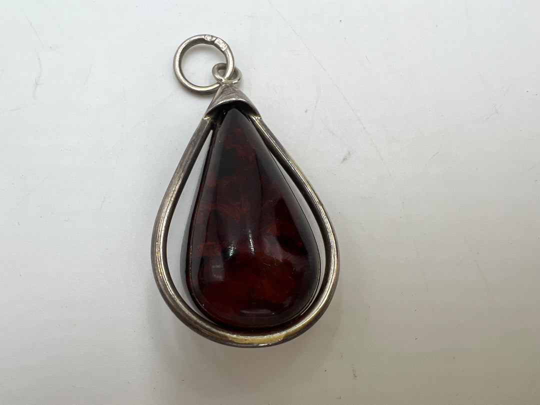 t961 Unique Red Stone Pendants