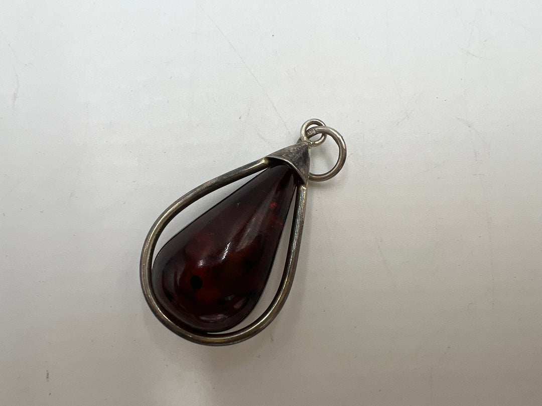 t961 Unique Red Stone Pendants