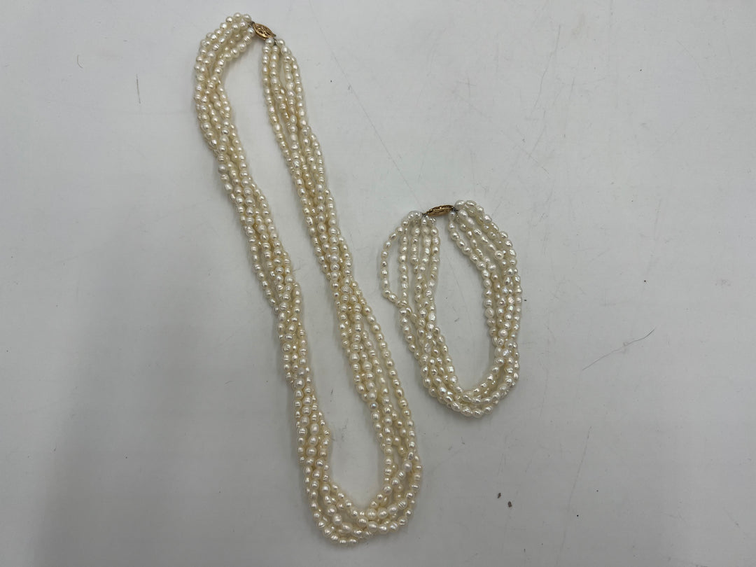 u047 Cultured Pearls Five Strings w/ 14k Gold Lock Set