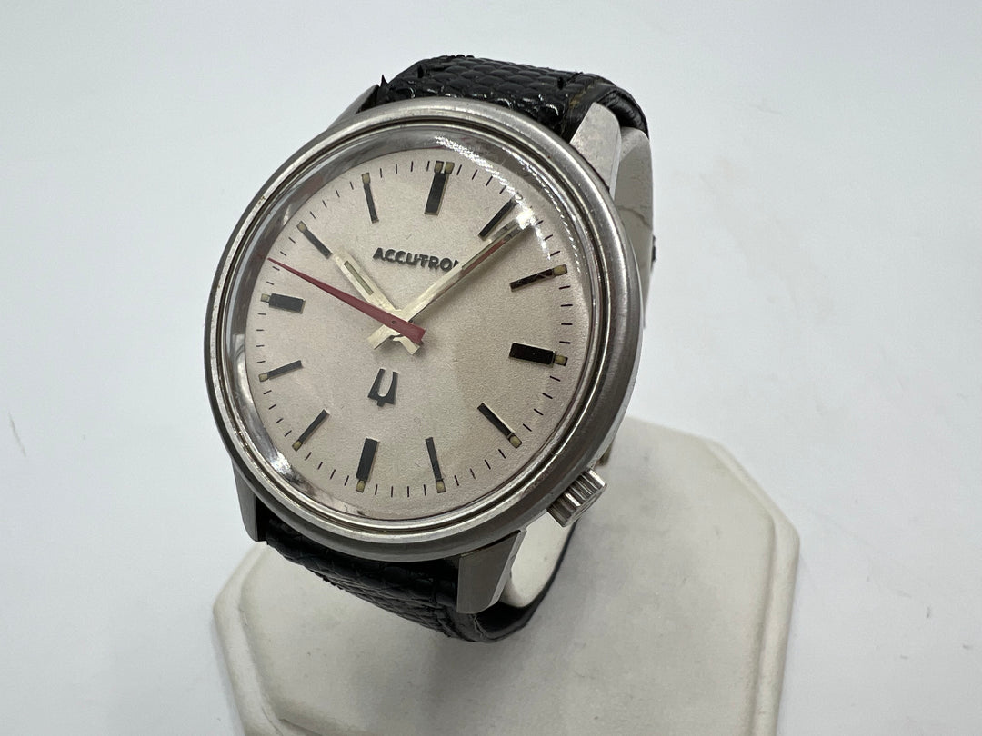 u073 Bulova Accutron White Dial Lizard Band Wrist Watch