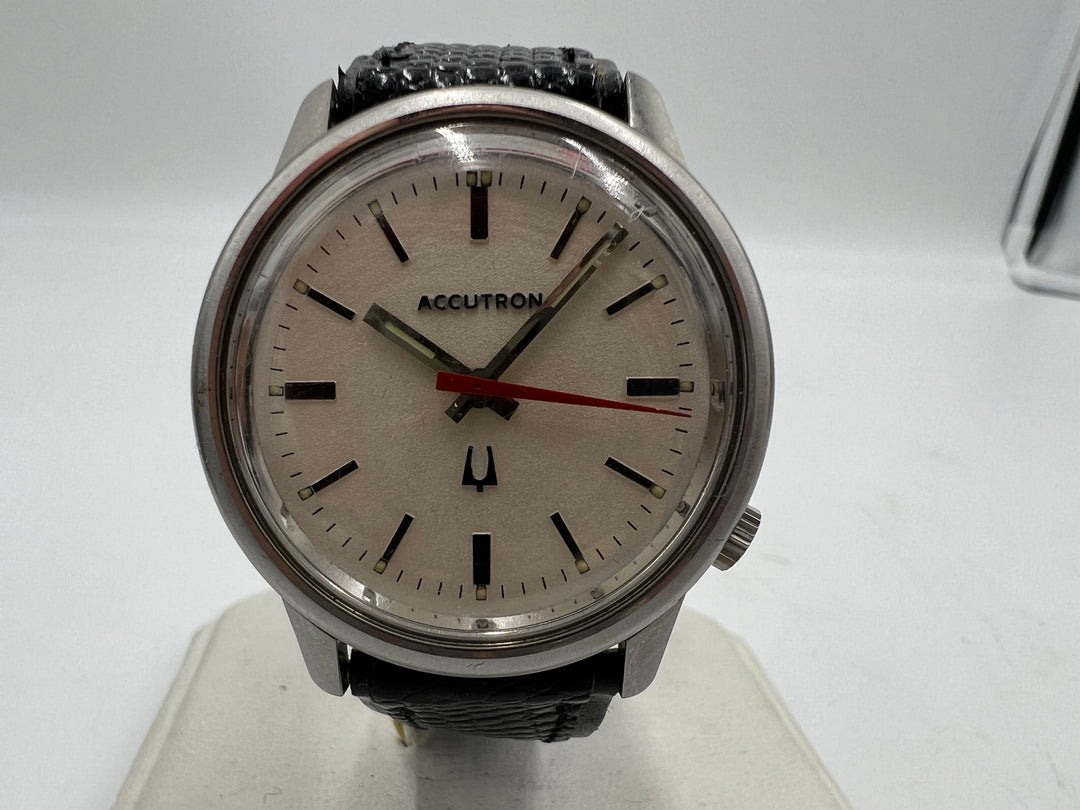 u073 Bulova Accutron White Dial Lizard Band Wrist Watch