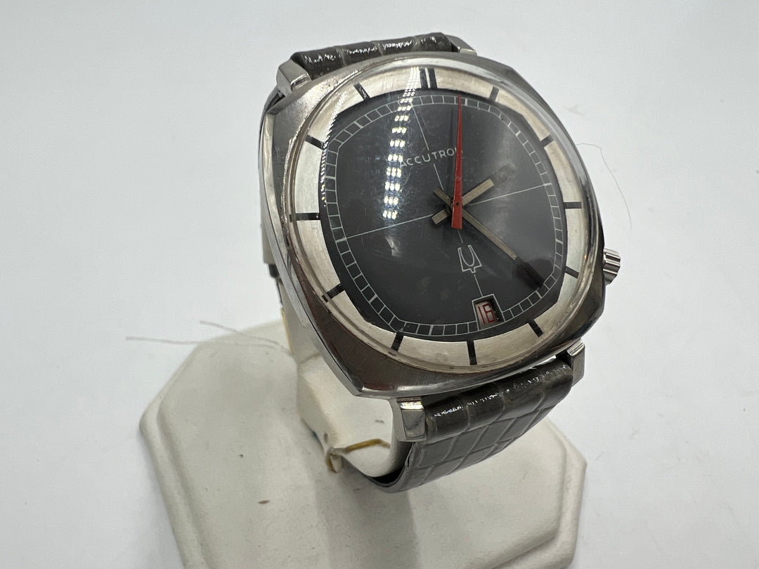 u085 Bulova Accutron Date Silver Dial w/ Leather Strap