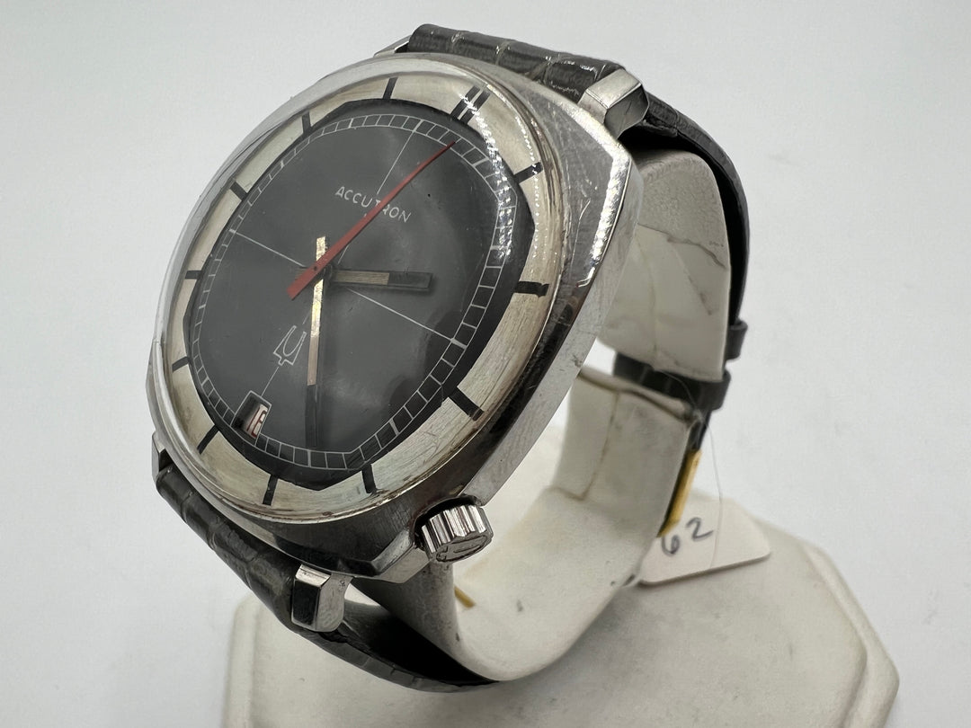 u085 Bulova Accutron Date Silver Dial w/ Leather Strap