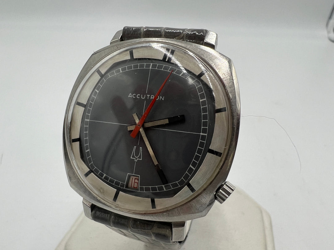 u085 Bulova Accutron Date Silver Dial w/ Leather Strap