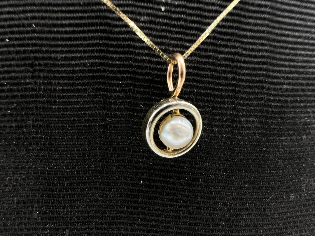 u122 Lovely Ladies Vintage 14kt Gold Pearl Pendant 16" Box Chain