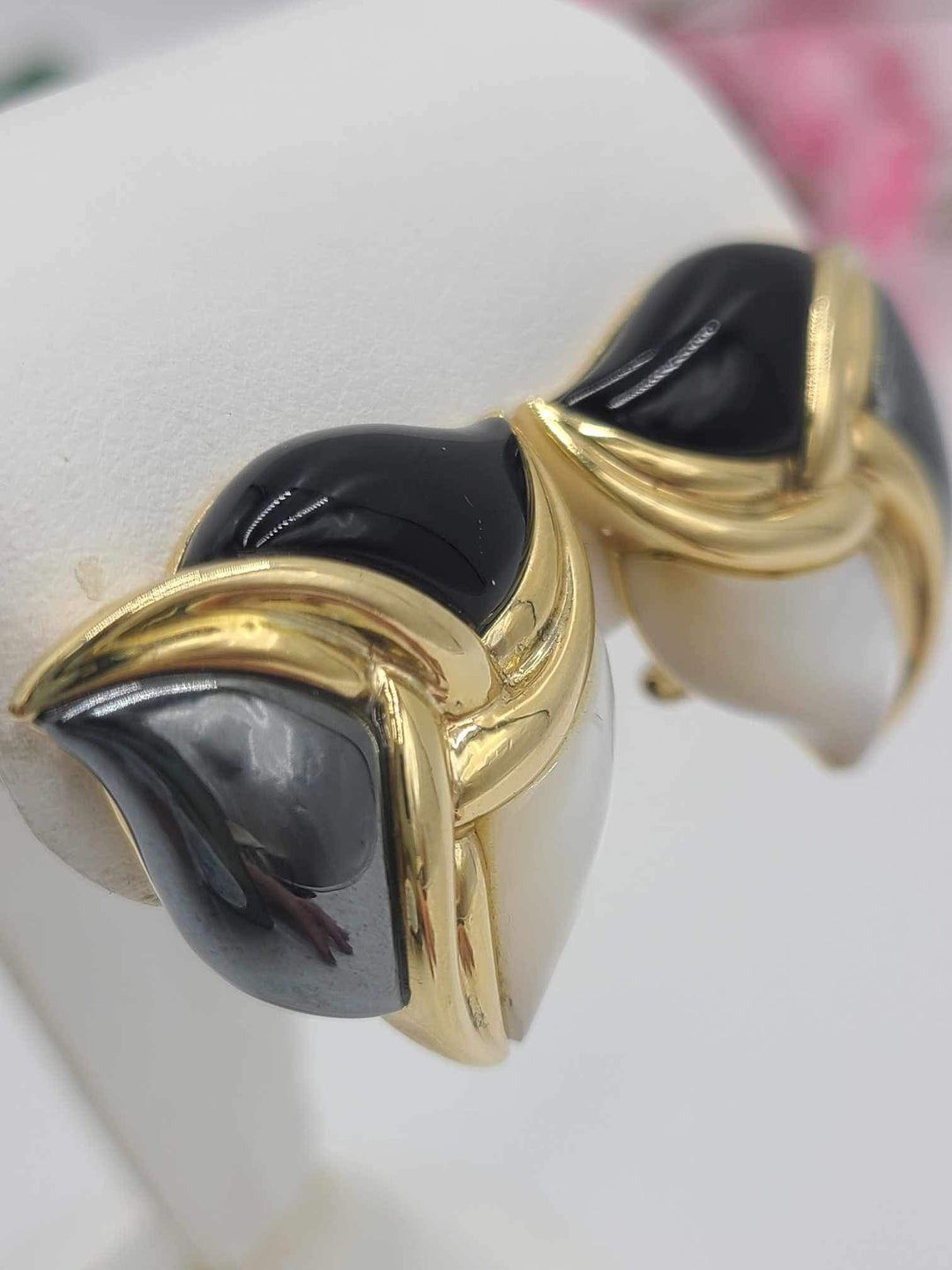 u167 Beautiful 14kt Yellow Gold Mother of Pearl Onyx Marcasite Earrings