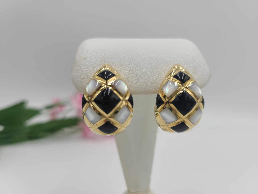 u168 Unique 14kt Yellow Gold Mother of Pearl Onyx Stud Earrings