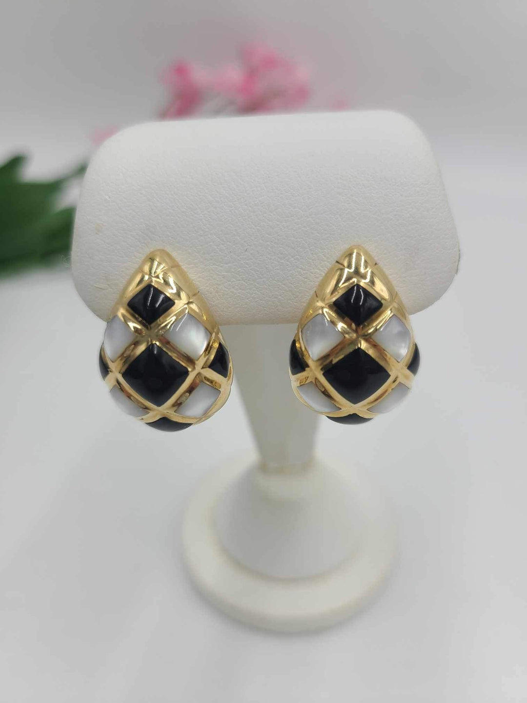 u168 Unique 14kt Yellow Gold Mother of Pearl Onyx Stud Earrings