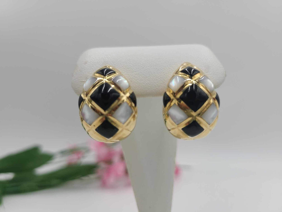 u168 Unique 14kt Yellow Gold Mother of Pearl Onyx Stud Earrings