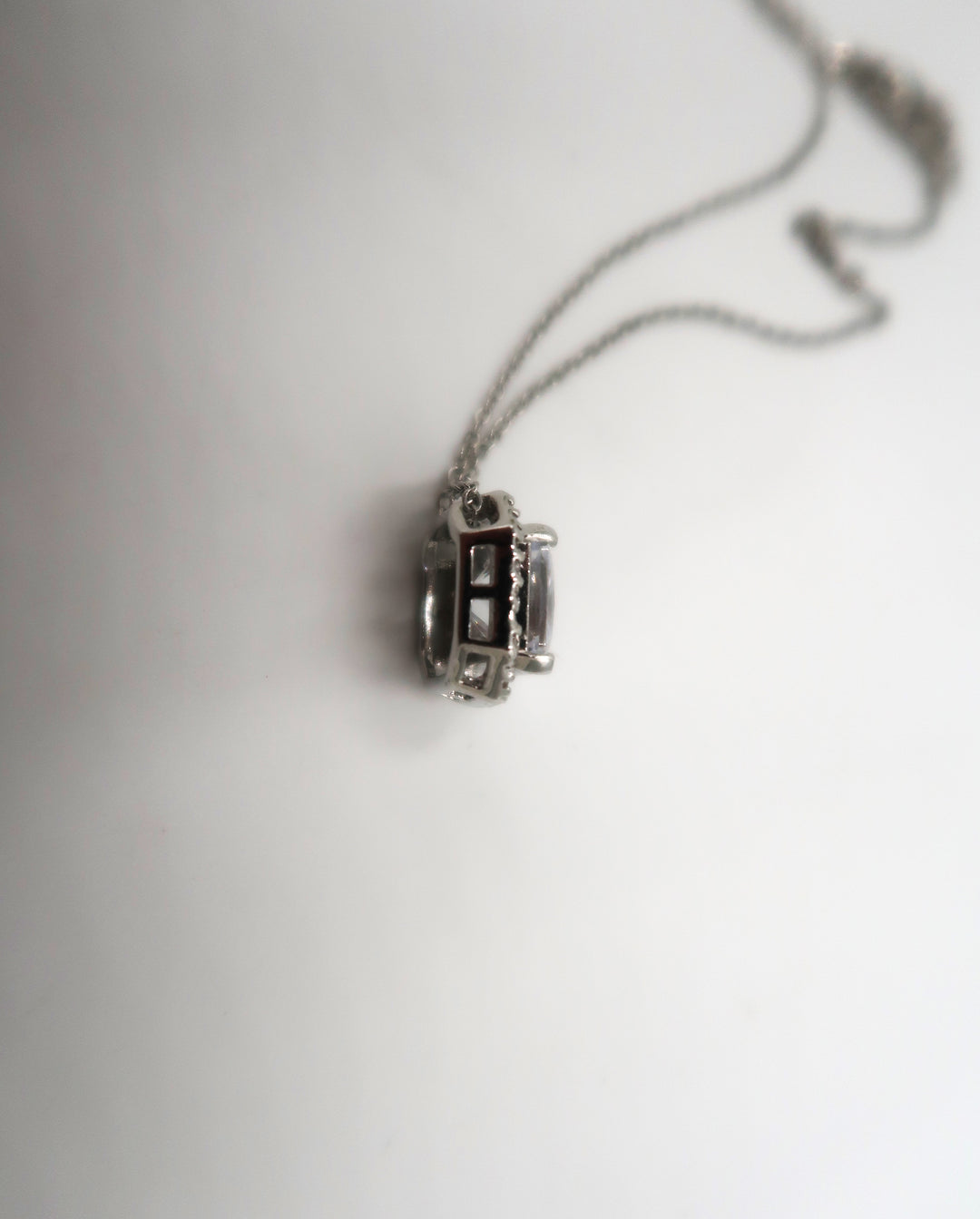 k431 Beautiful Silver Tone Necklace with Square Crystal Halo Pendant