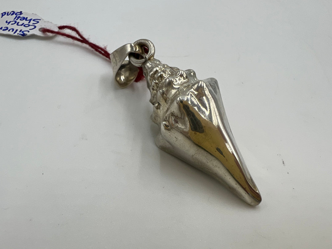 t699 Silver Conch Shell Pendant