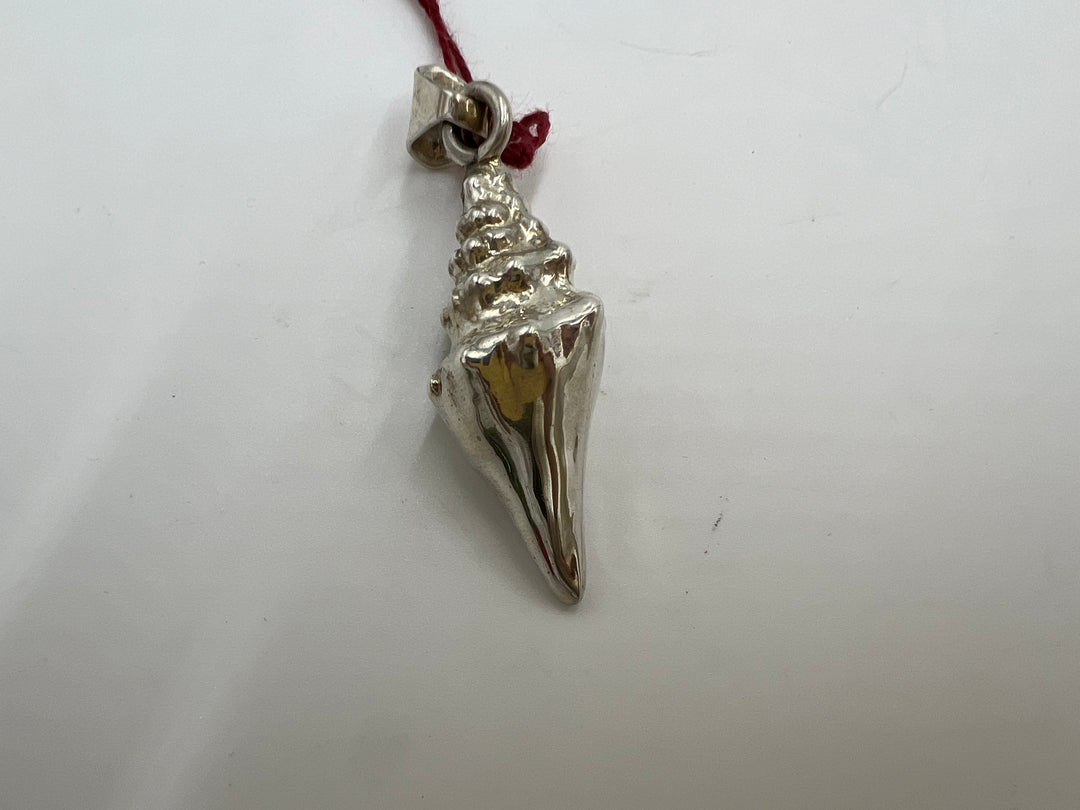 t699 Silver Conch Shell Pendant