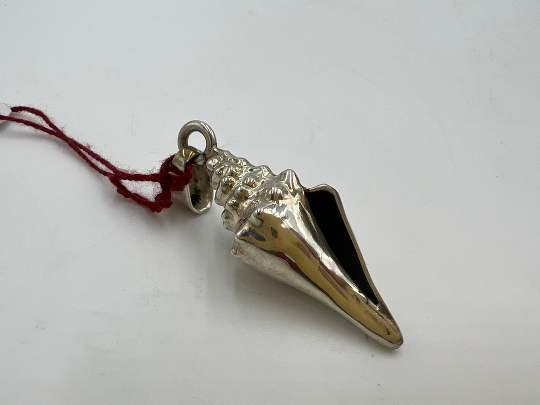 t699 Silver Conch Shell Pendant