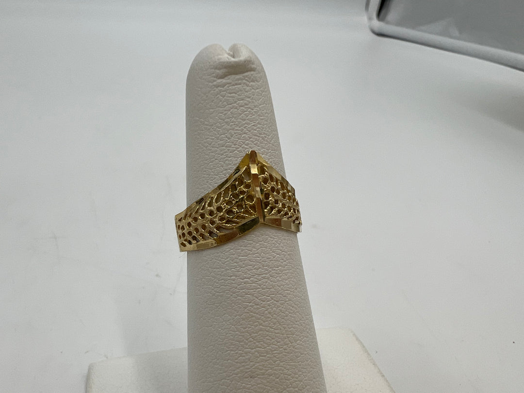 t709 Unique Gold Filigree Chevron Ring