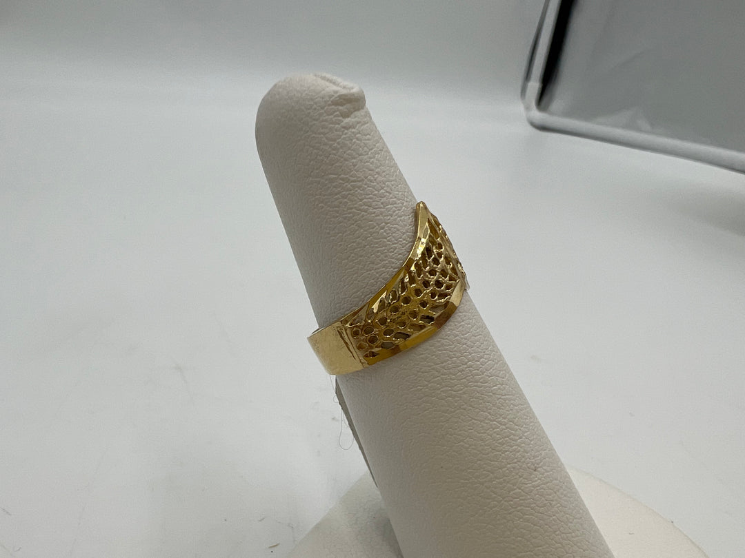 t709 Unique Gold Filigree Chevron Ring