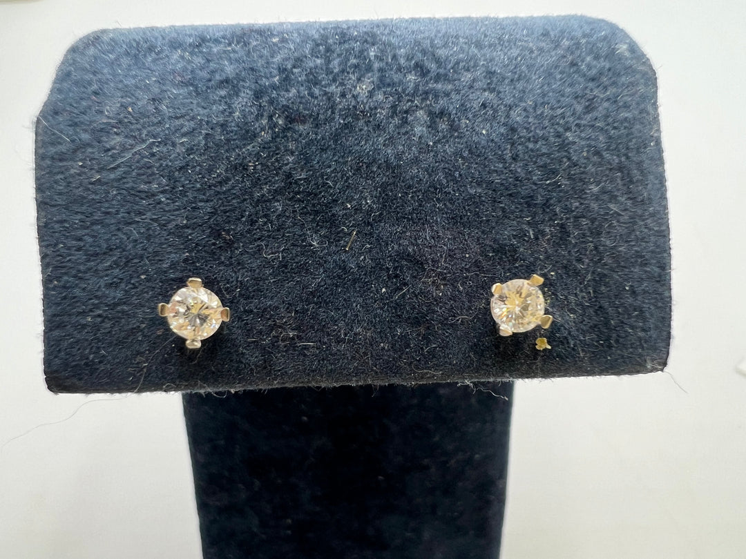 t727 Beautiful White Gold and Diamond Stud Earrings