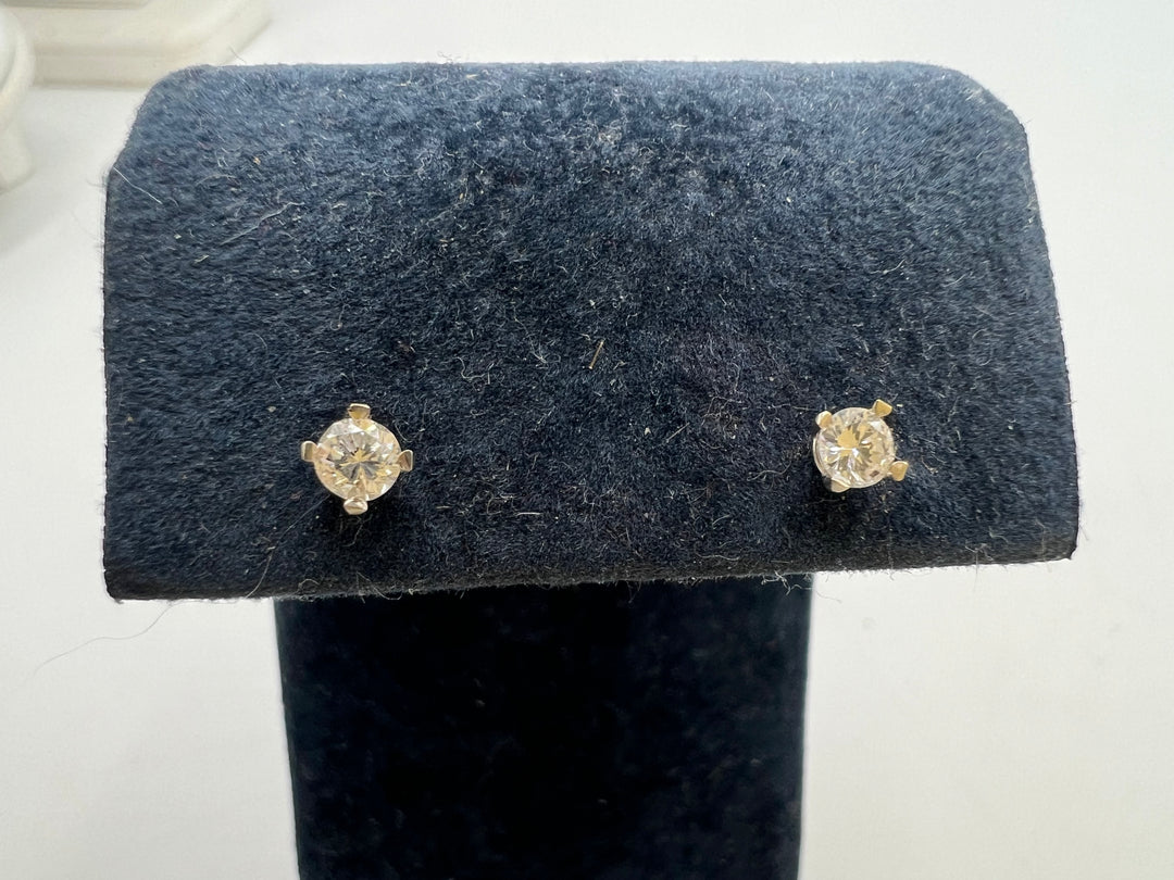 t727 Beautiful White Gold and Diamond Stud Earrings