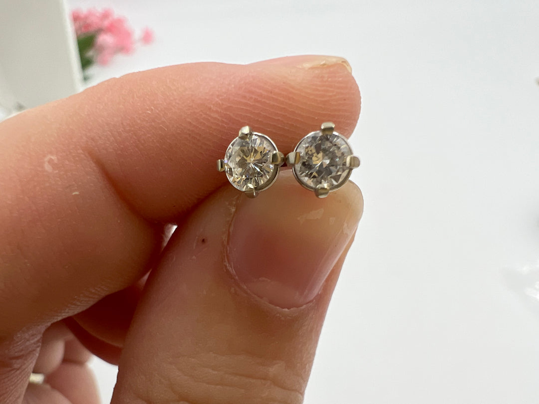 t729 Beautiful White Gold and Diamond Stud Earrings .34cts